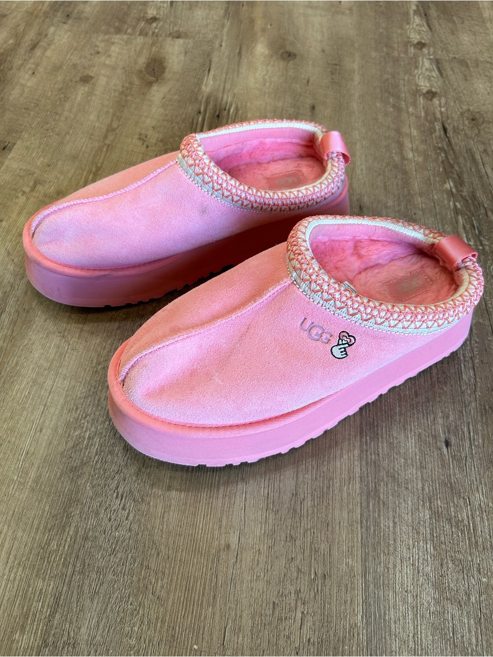 UGG Tazz “Love ‘25 slipper